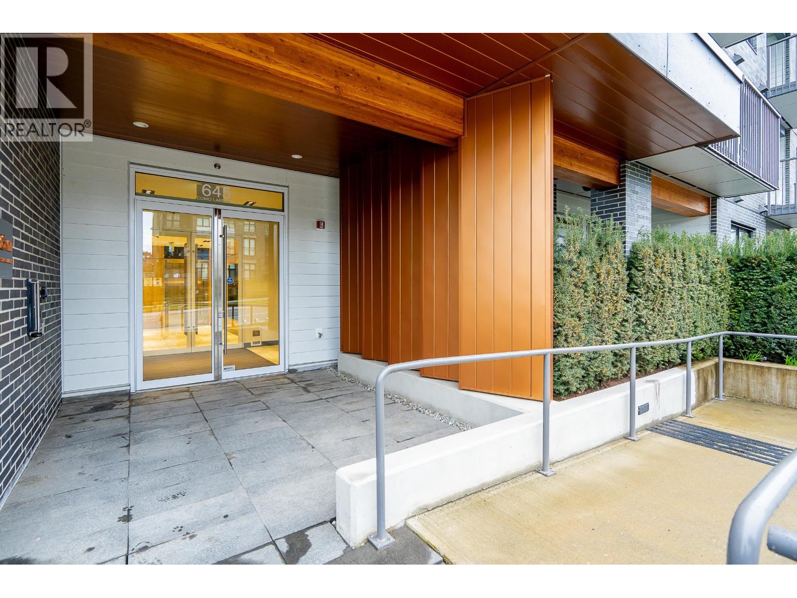 304 645 COMO LAKE AVENUE, Coquitlam