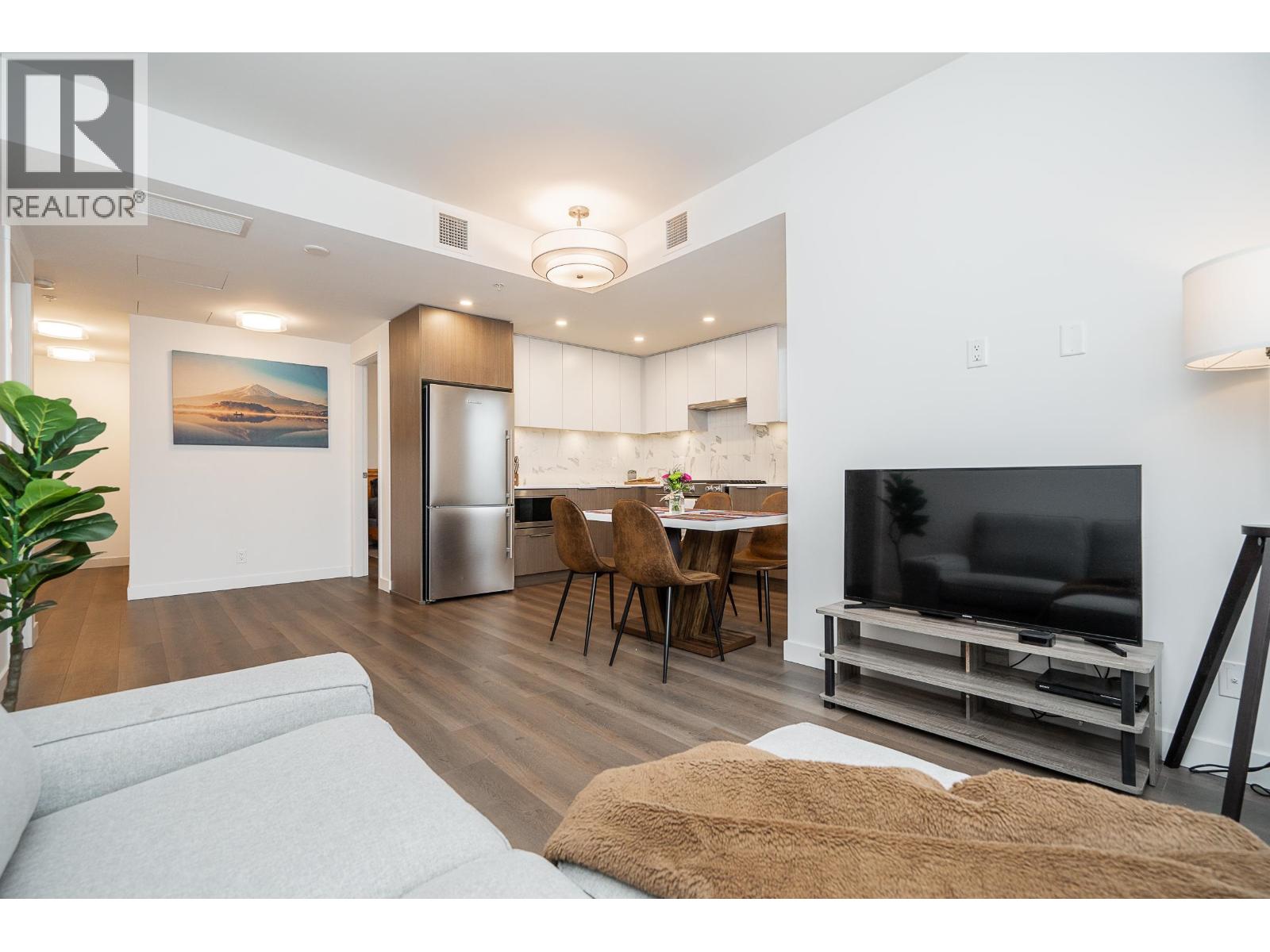 304 645 COMO LAKE AVENUE, Coquitlam