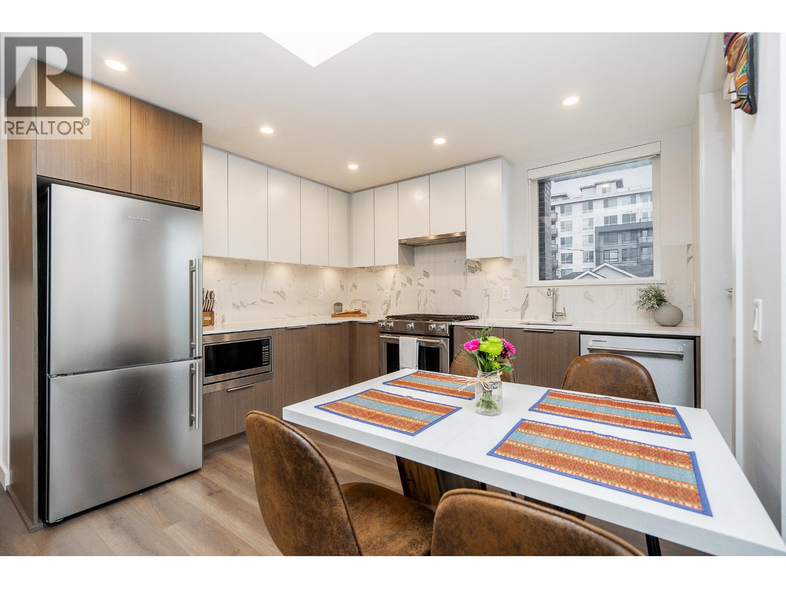 304 645 COMO LAKE AVENUE, Coquitlam