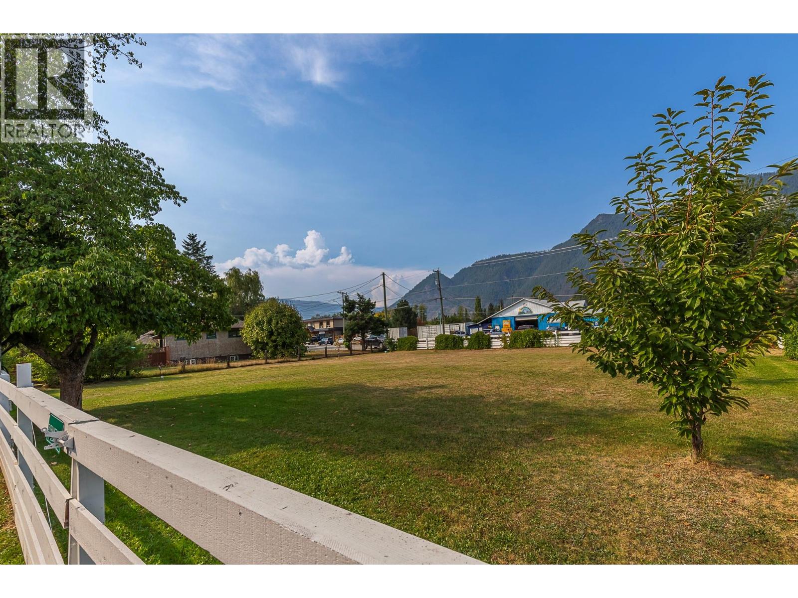 1230 Shuswap Avenue, Sicamous