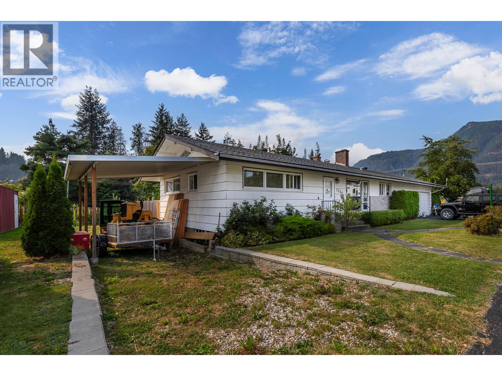1230 Shuswap Avenue, Sicamous