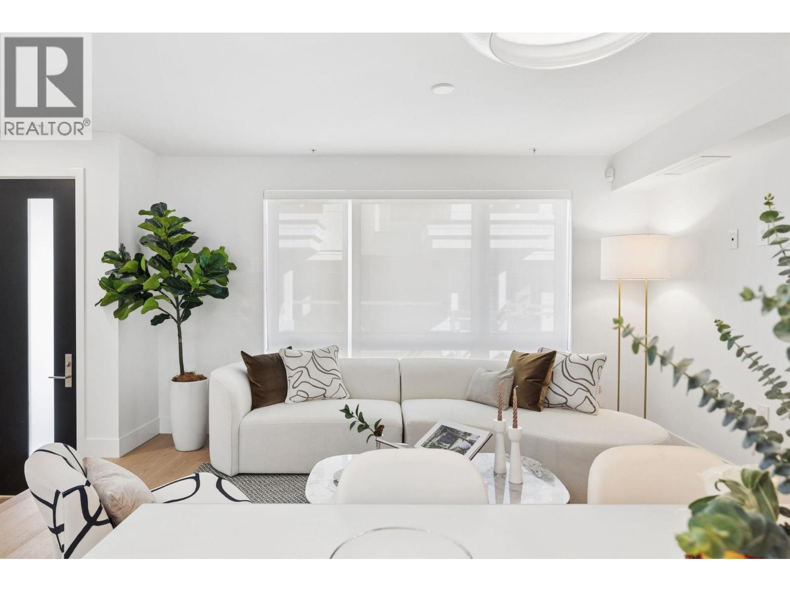 202 578 24 Avenue - photo 2