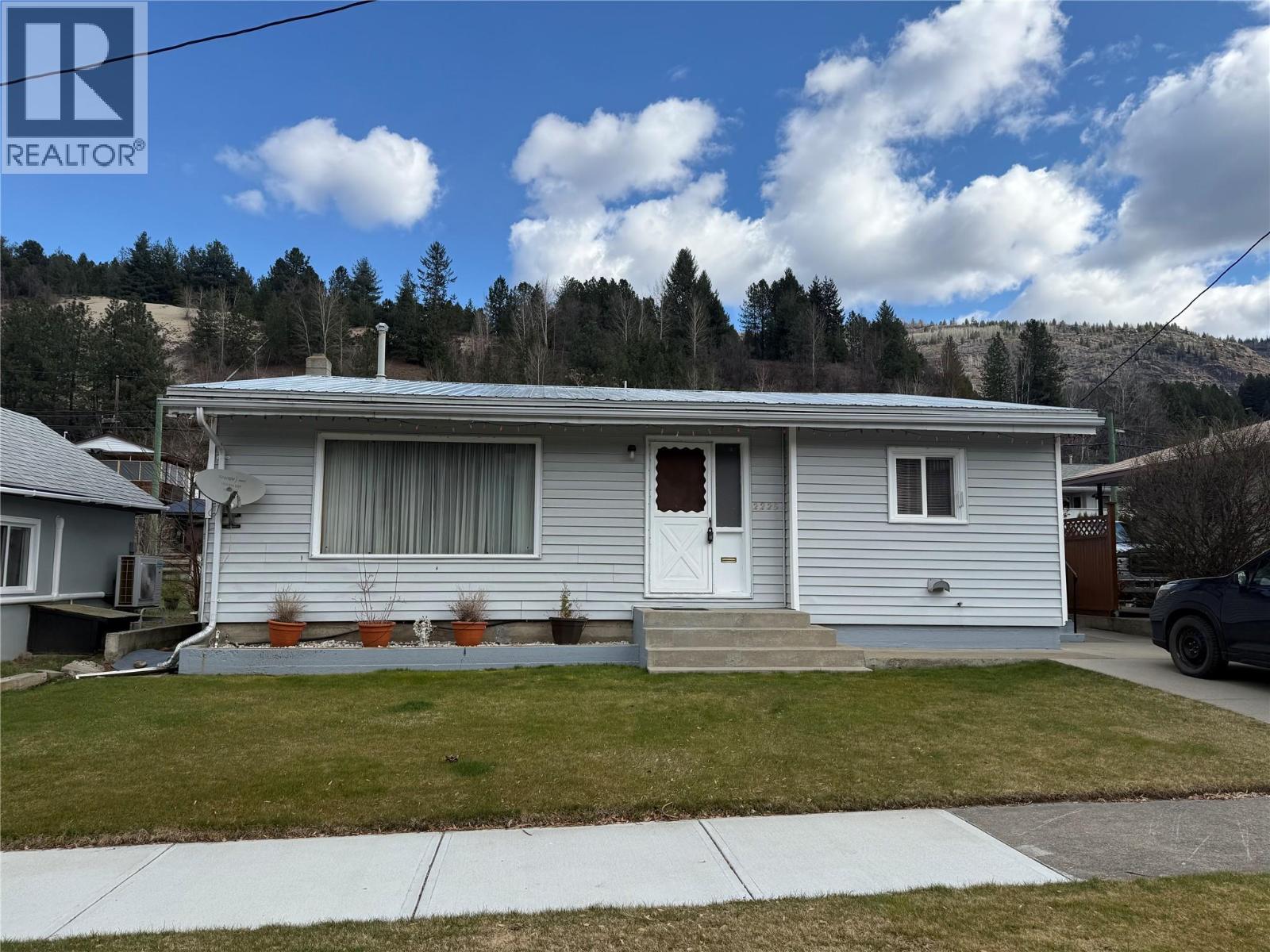  2225 7th Avenue, Trail