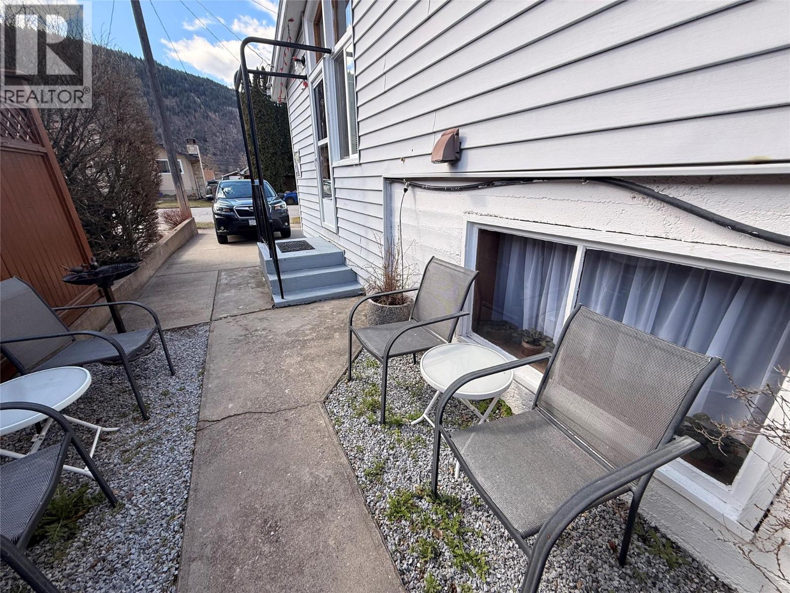 2225 7th Avenue, Trail