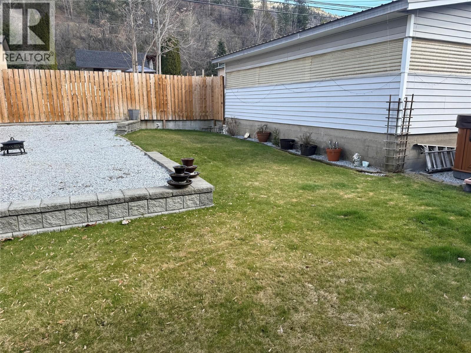 2225 7th Avenue, Trail