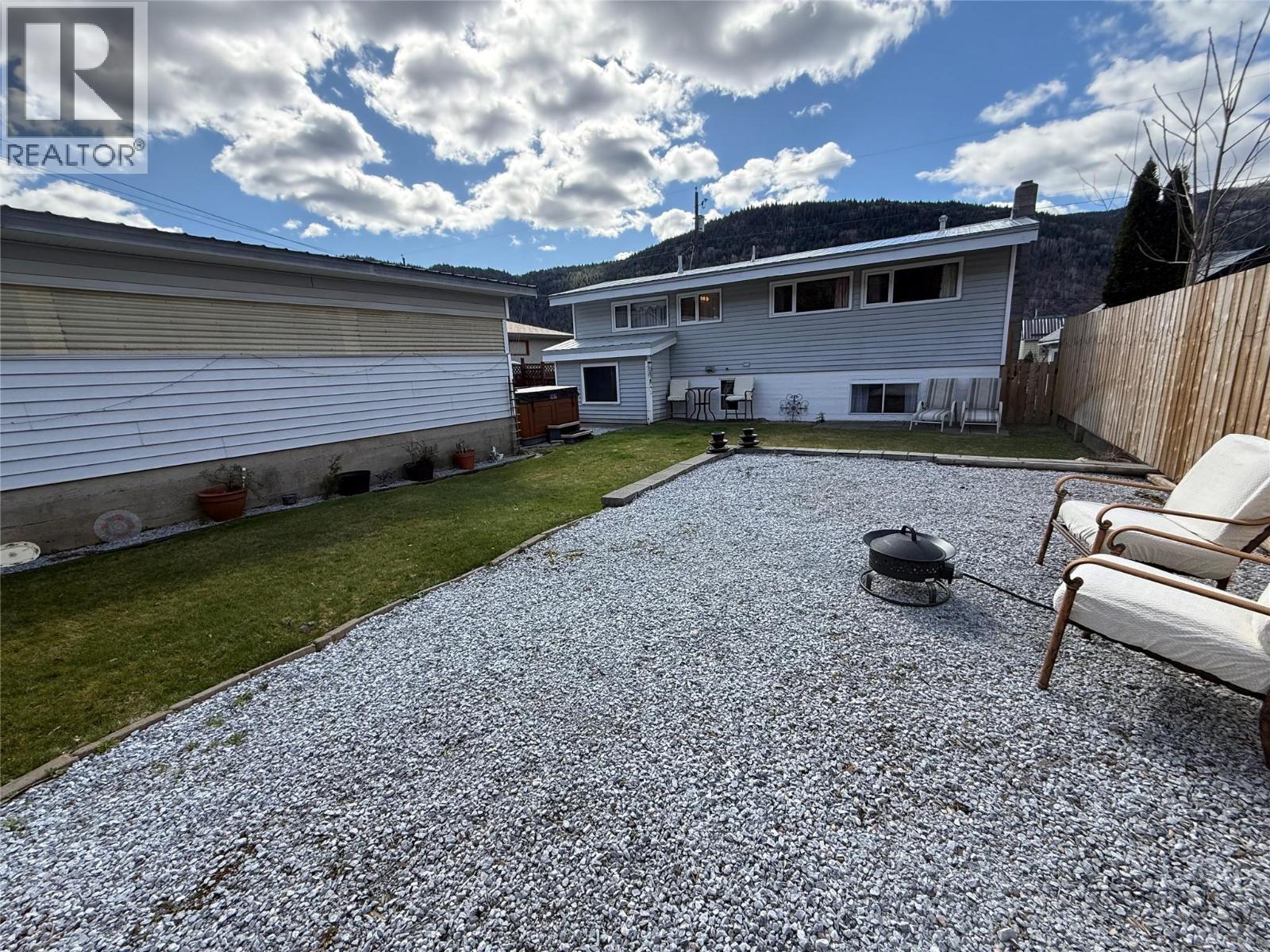 2225 7th Avenue, Trail