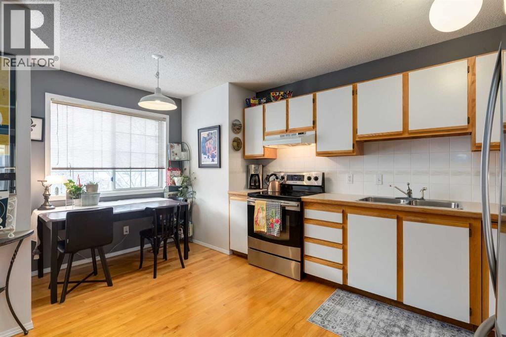 Single Family House 4 Level for Sale in  Hawkstone Manor NW Hawkwood Calgary 