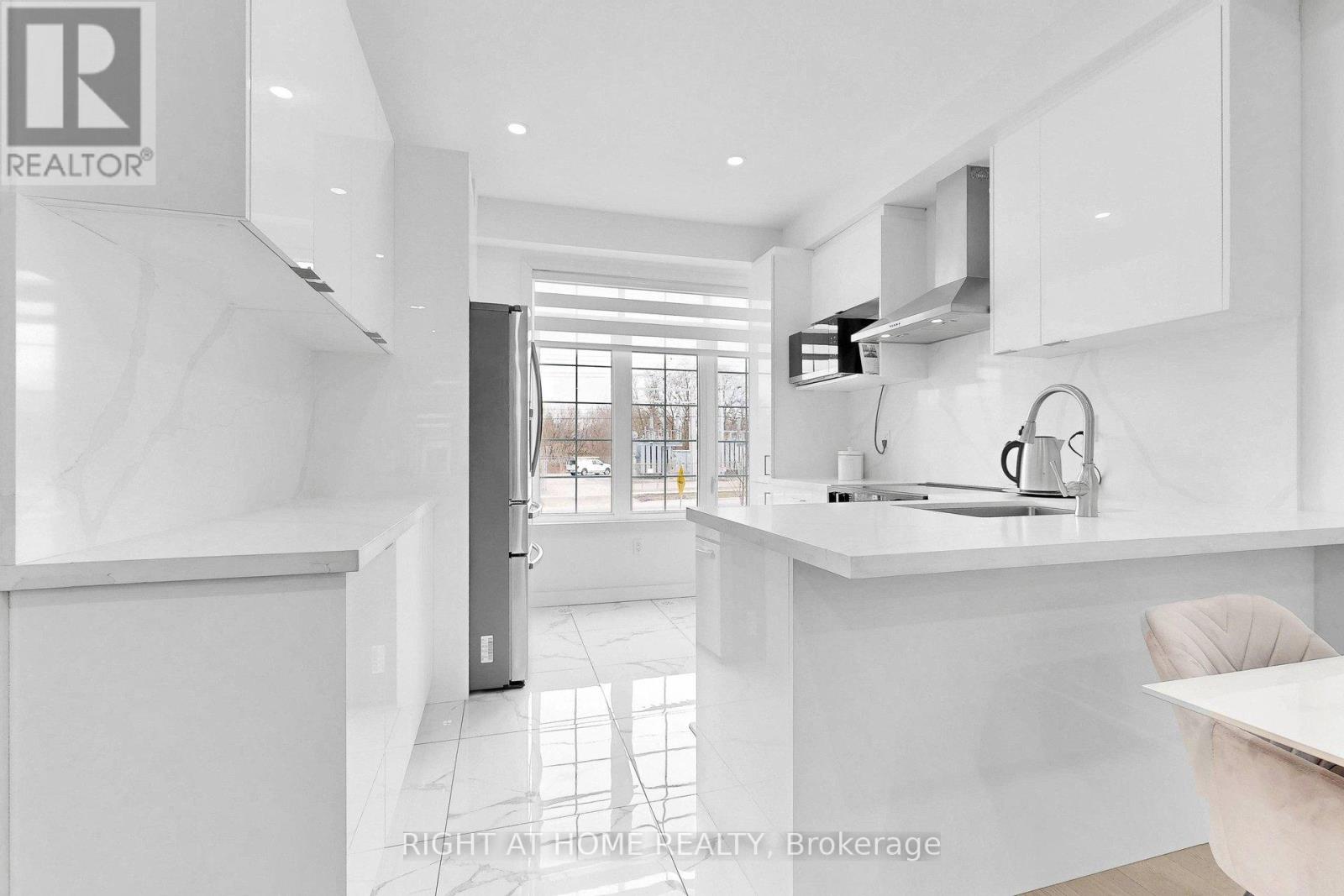 7 SELFRIDGE WAY - 12