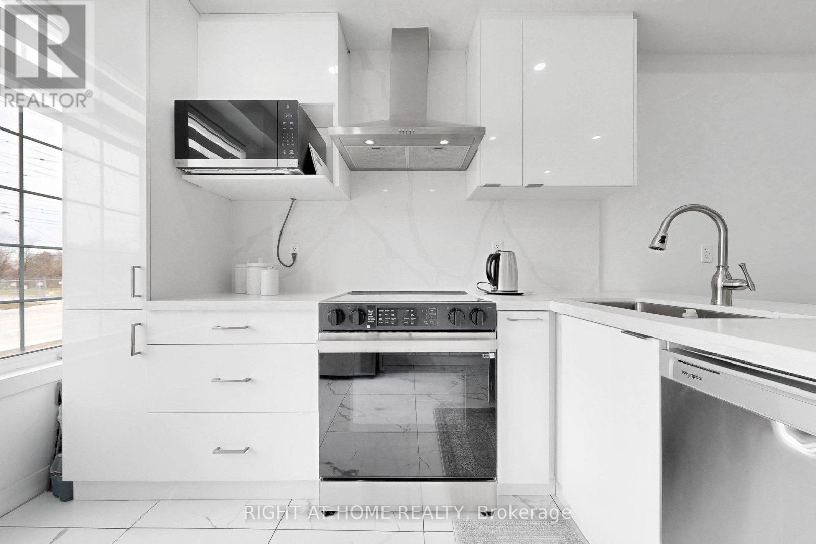 7 SELFRIDGE WAY - 13