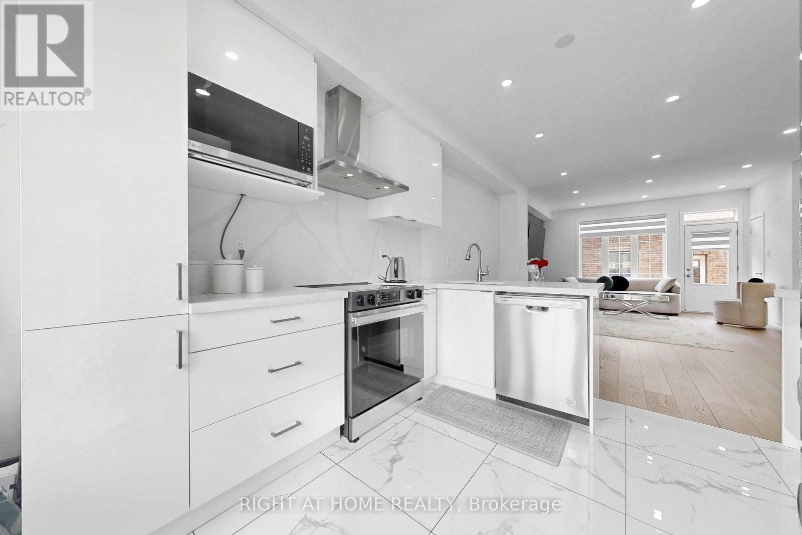 7 SELFRIDGE WAY - 14