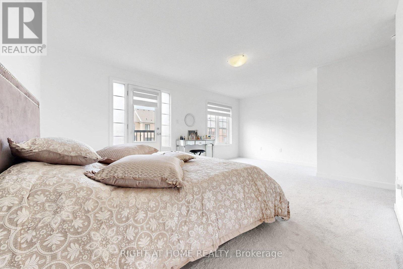 7 SELFRIDGE WAY - 32
