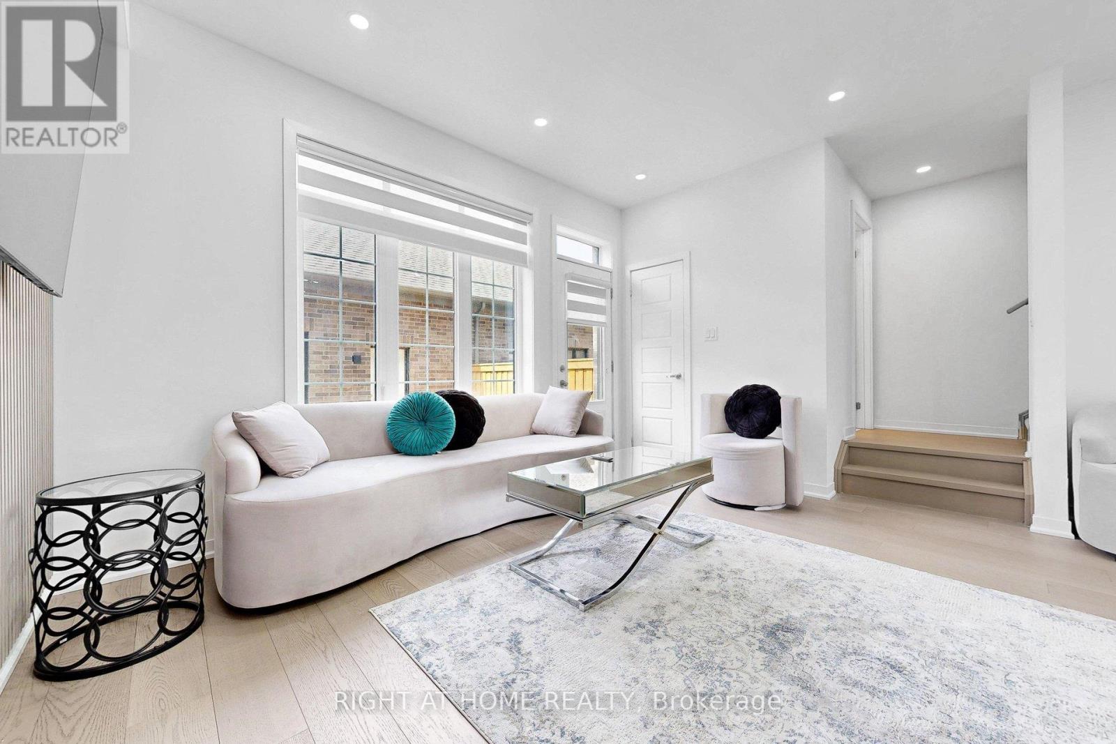 7 SELFRIDGE WAY - 9