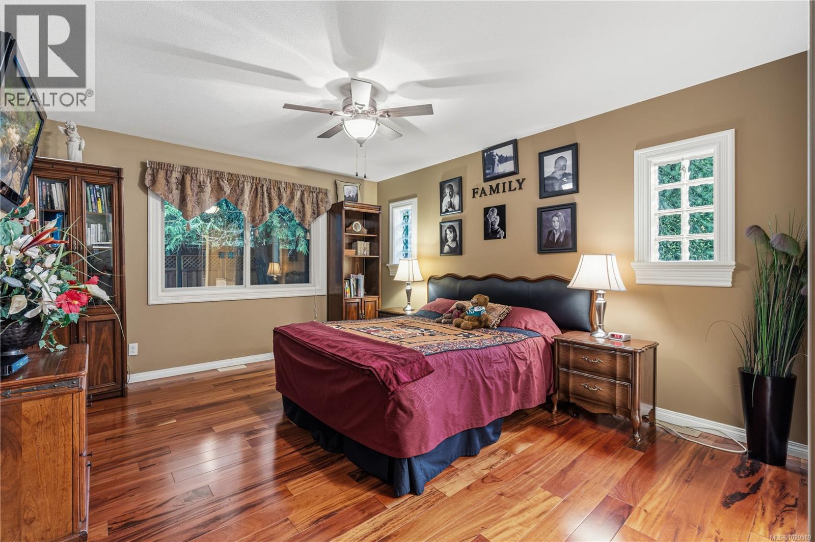 564 HAZELWOOD PL - 5