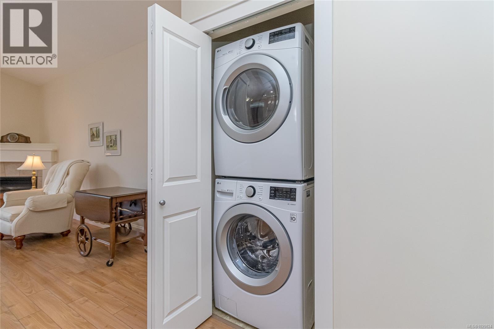 #7 3110 COOK ST - 25