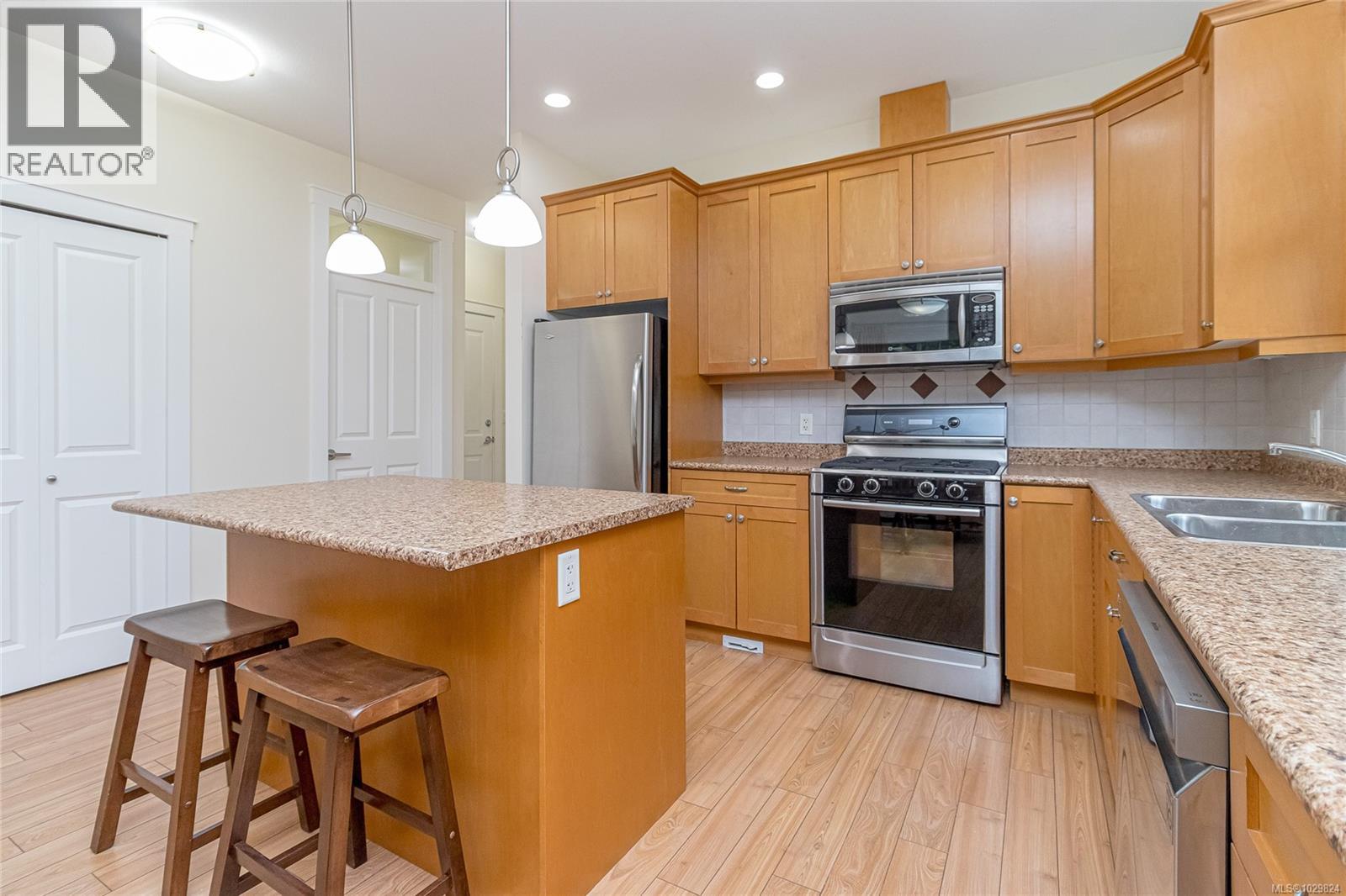#7 3110 Cook St - 15