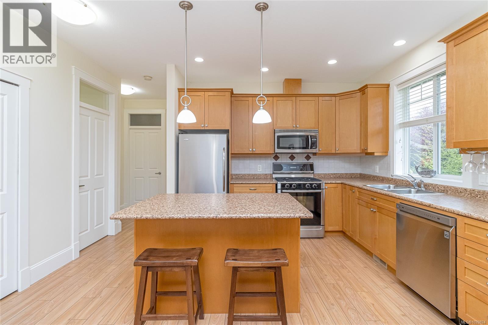 #7 3110 COOK ST - 14