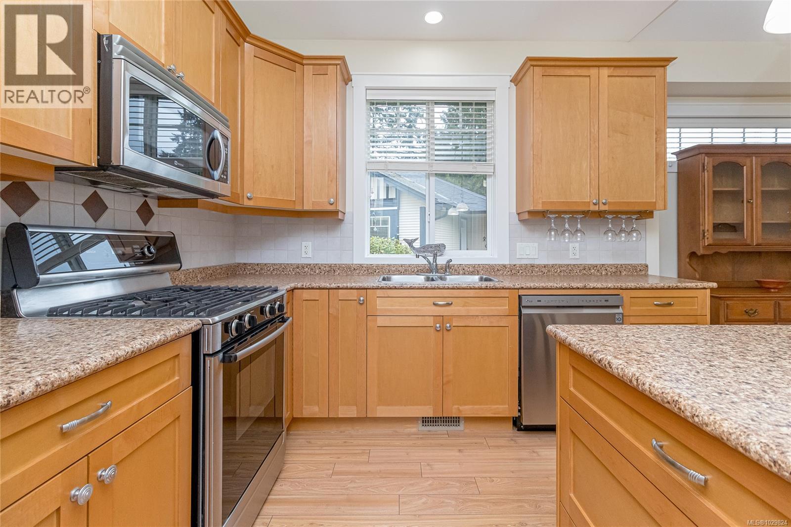 #7 3110 COOK ST - 17