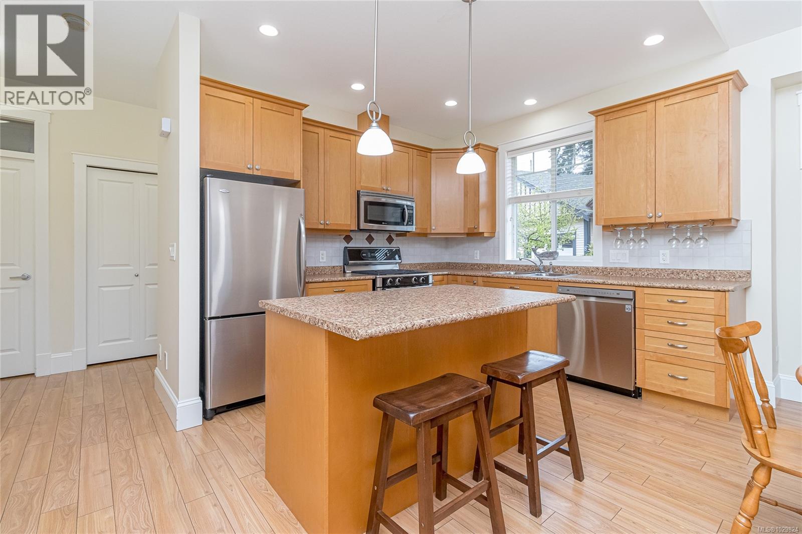 #7 3110 COOK ST - 13