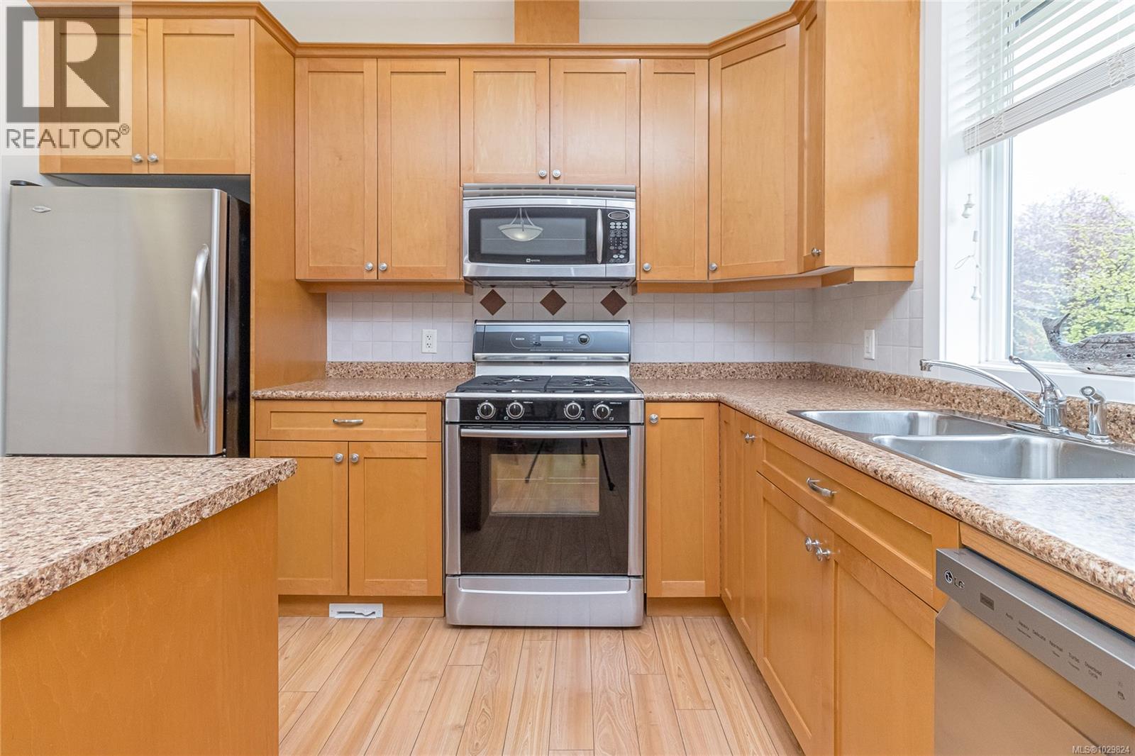 #7 3110 Cook St - 16