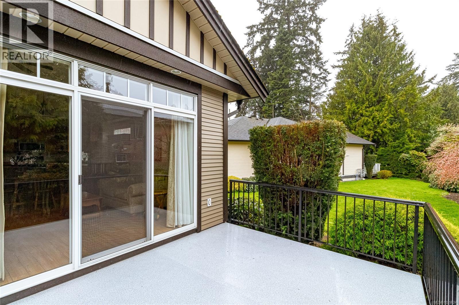 #7 3110 COOK ST - 28