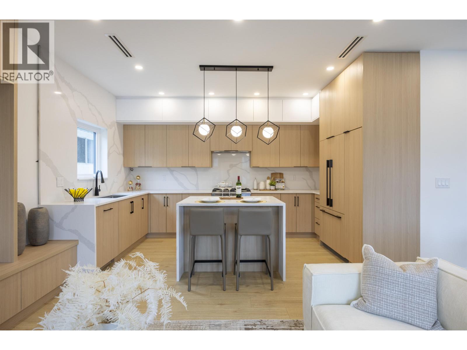 3 7353 12TH AVENUE, Burnaby