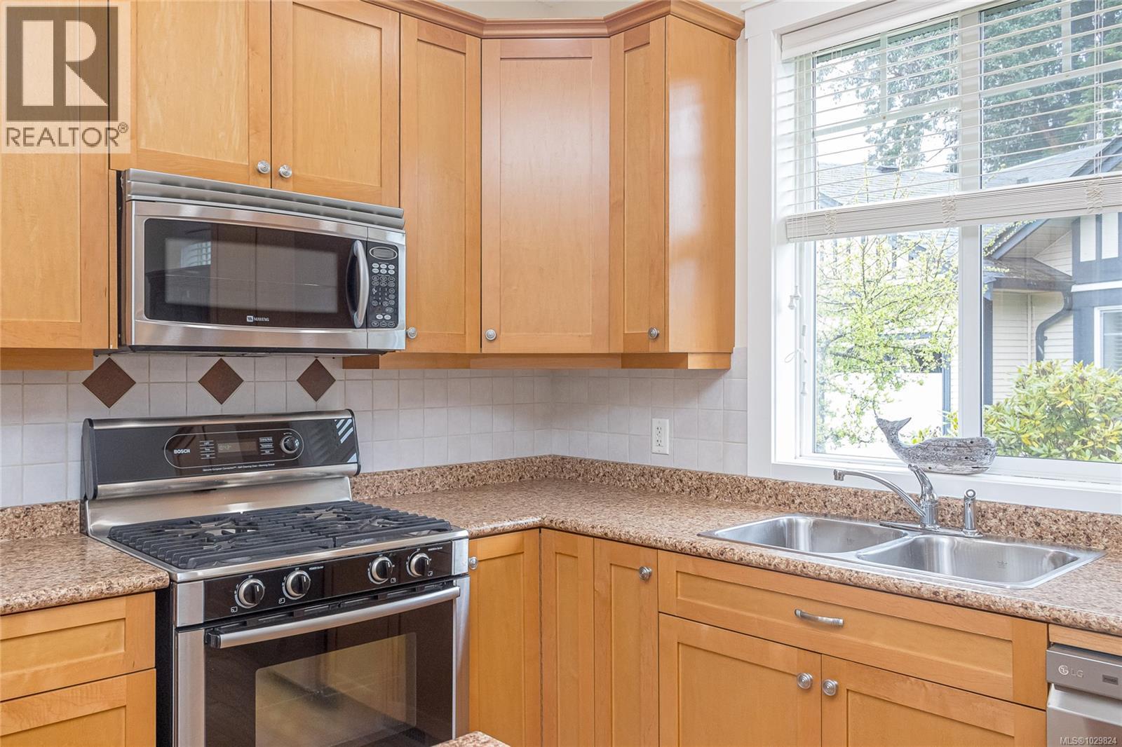 #7 3110 COOK ST - 18