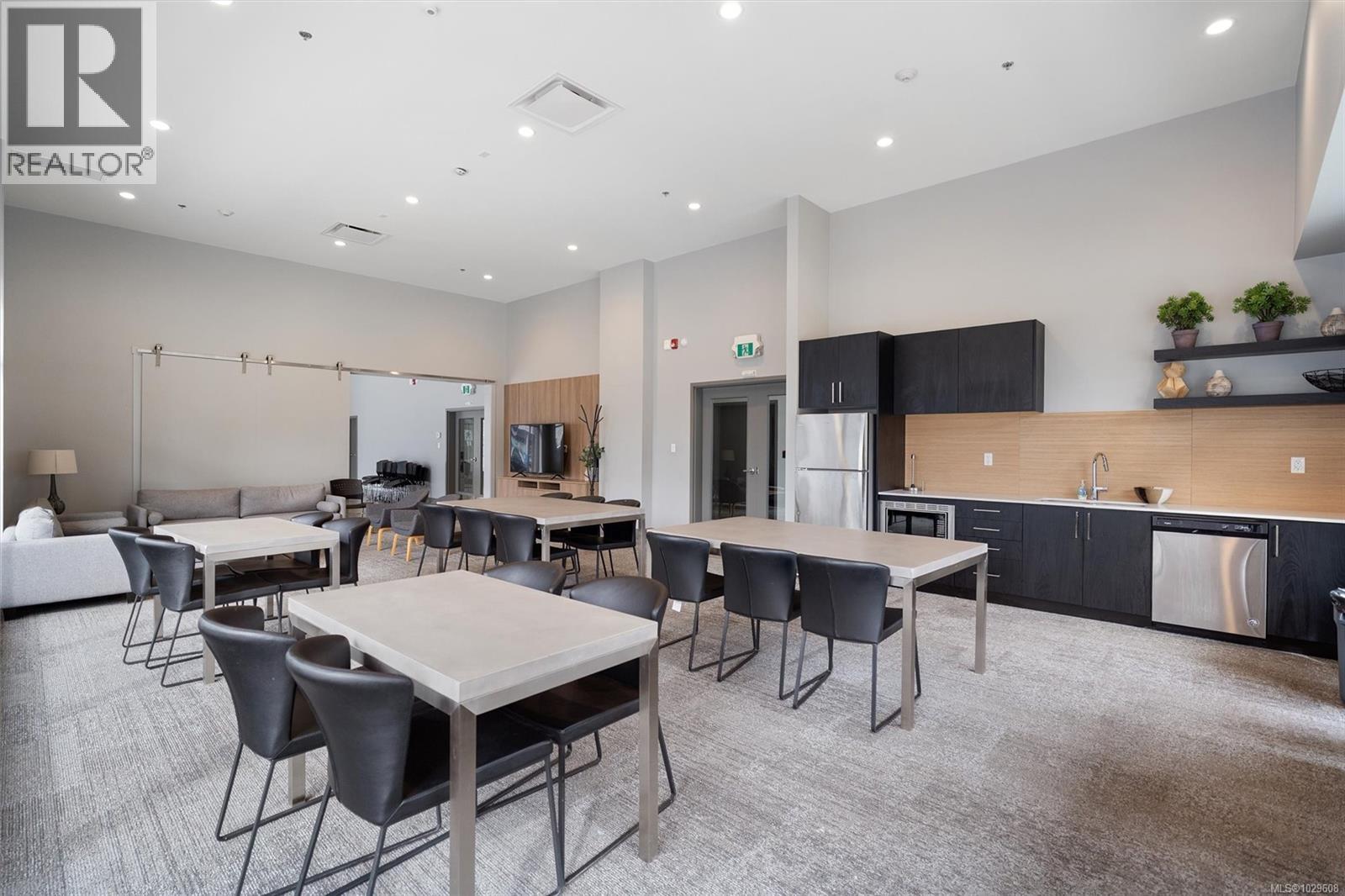 #410 940 REUNION AVE - 35