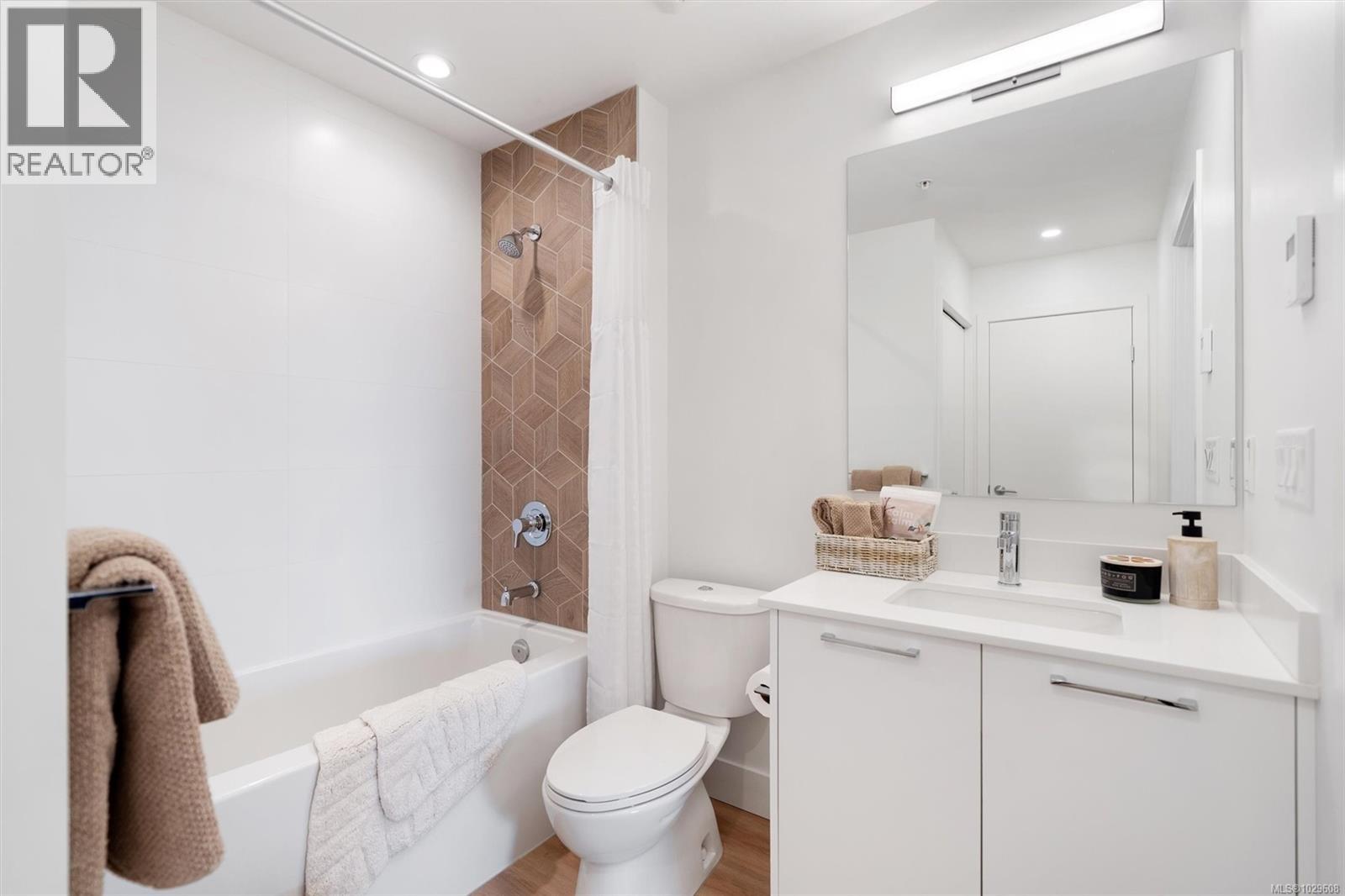 #410 940 REUNION AVE - 10