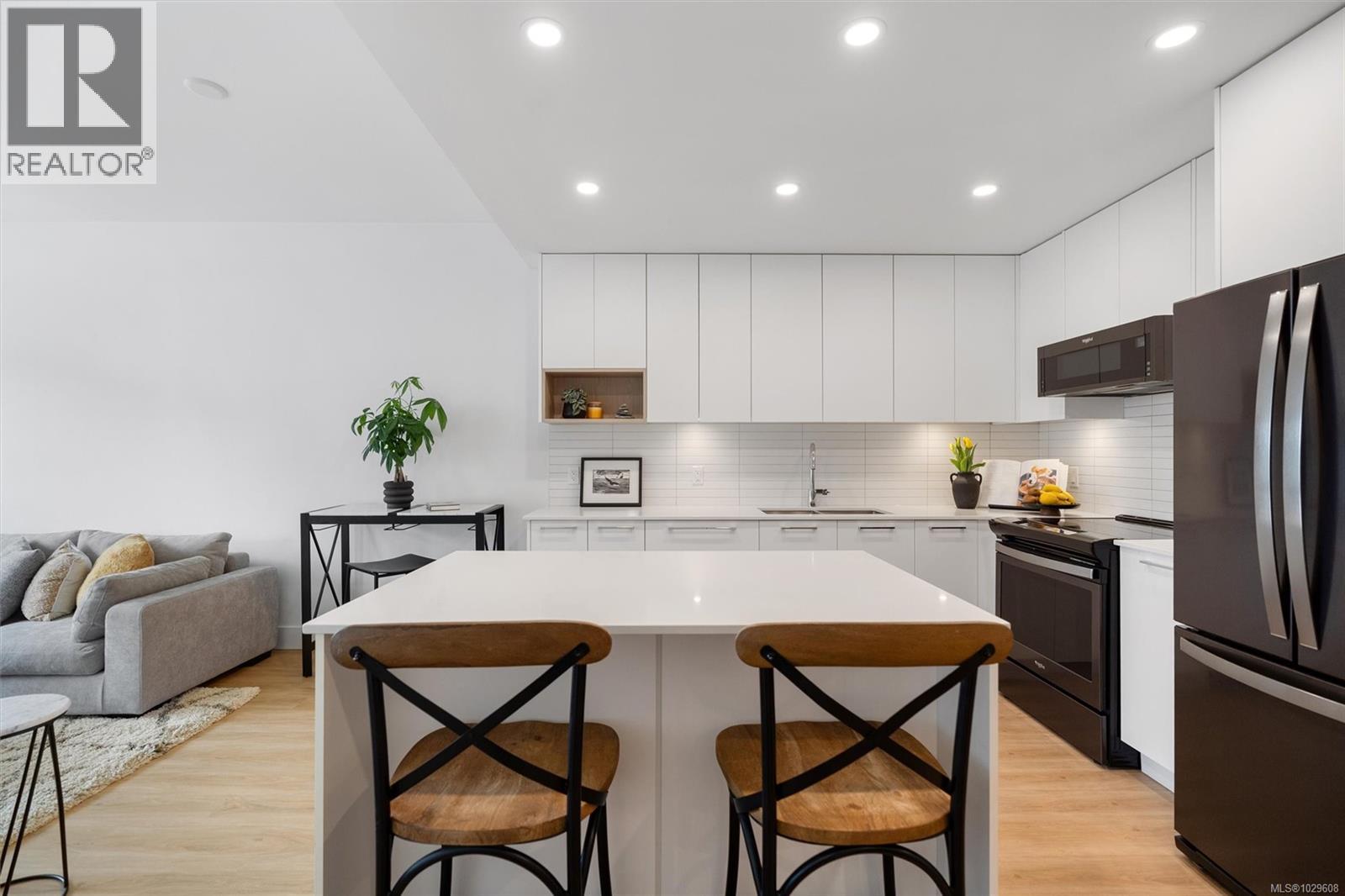 #410 940 REUNION AVE - 7