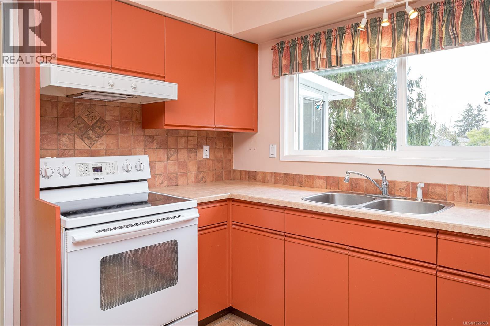  2615 Arbutus Road, Saanich