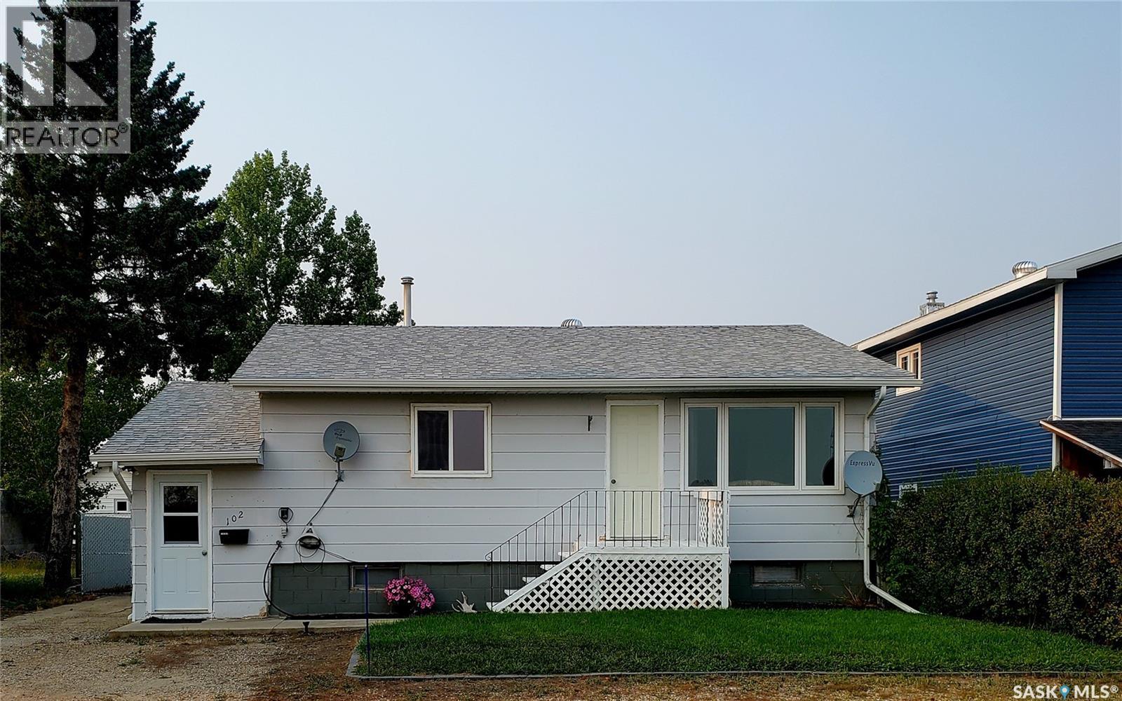 102 RAILWAY AVENUE E - 1