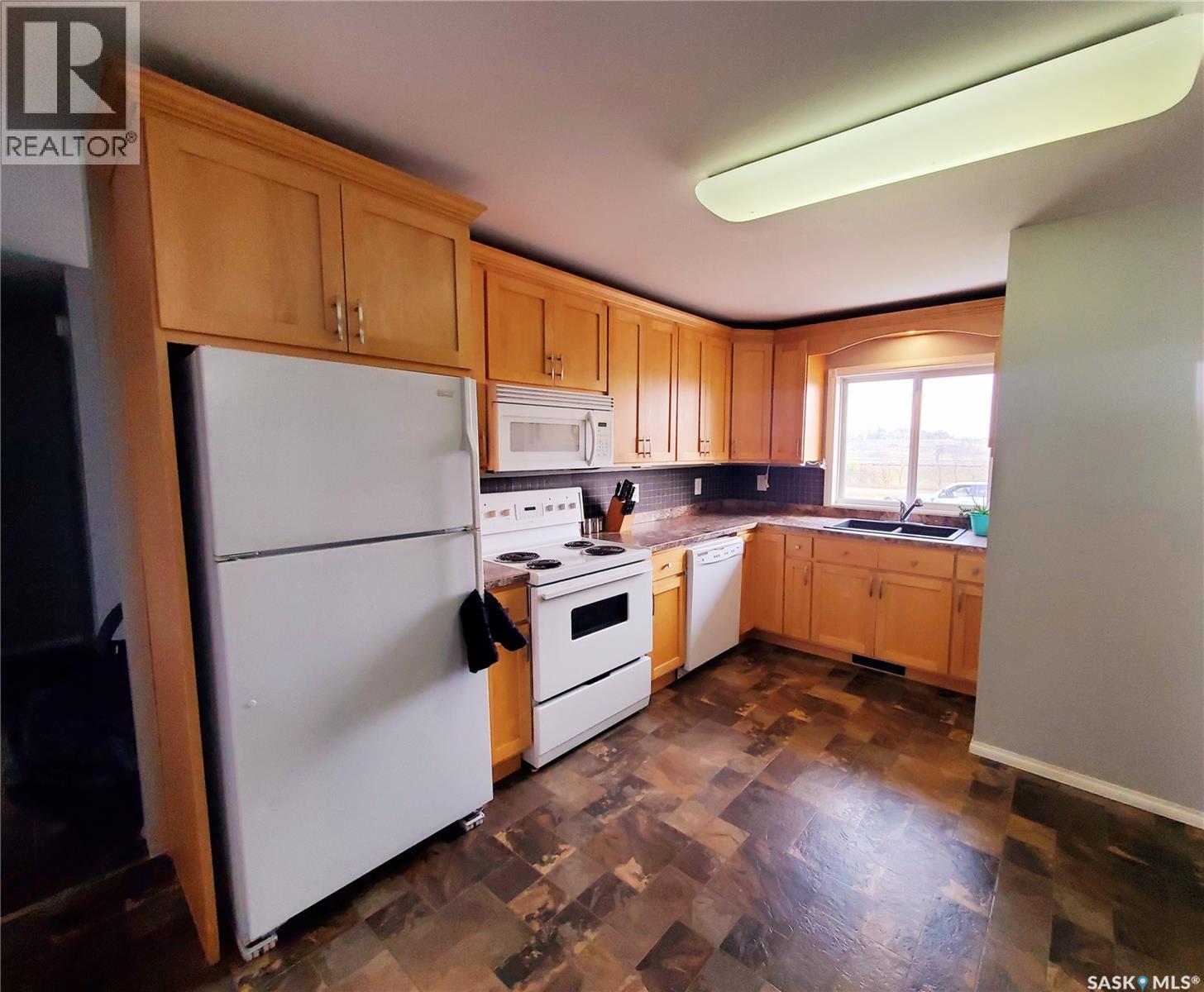 102 RAILWAY AVENUE E - 2