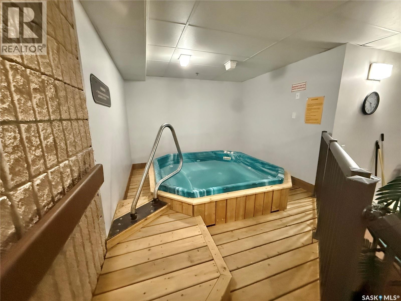 #301 351 SAGUENAY DRIVE - 29