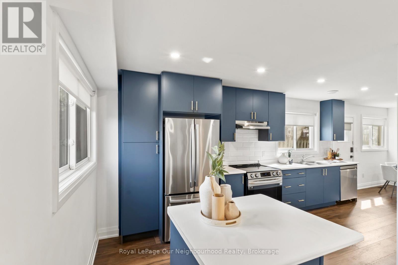 571 BERWICK CRESCENT