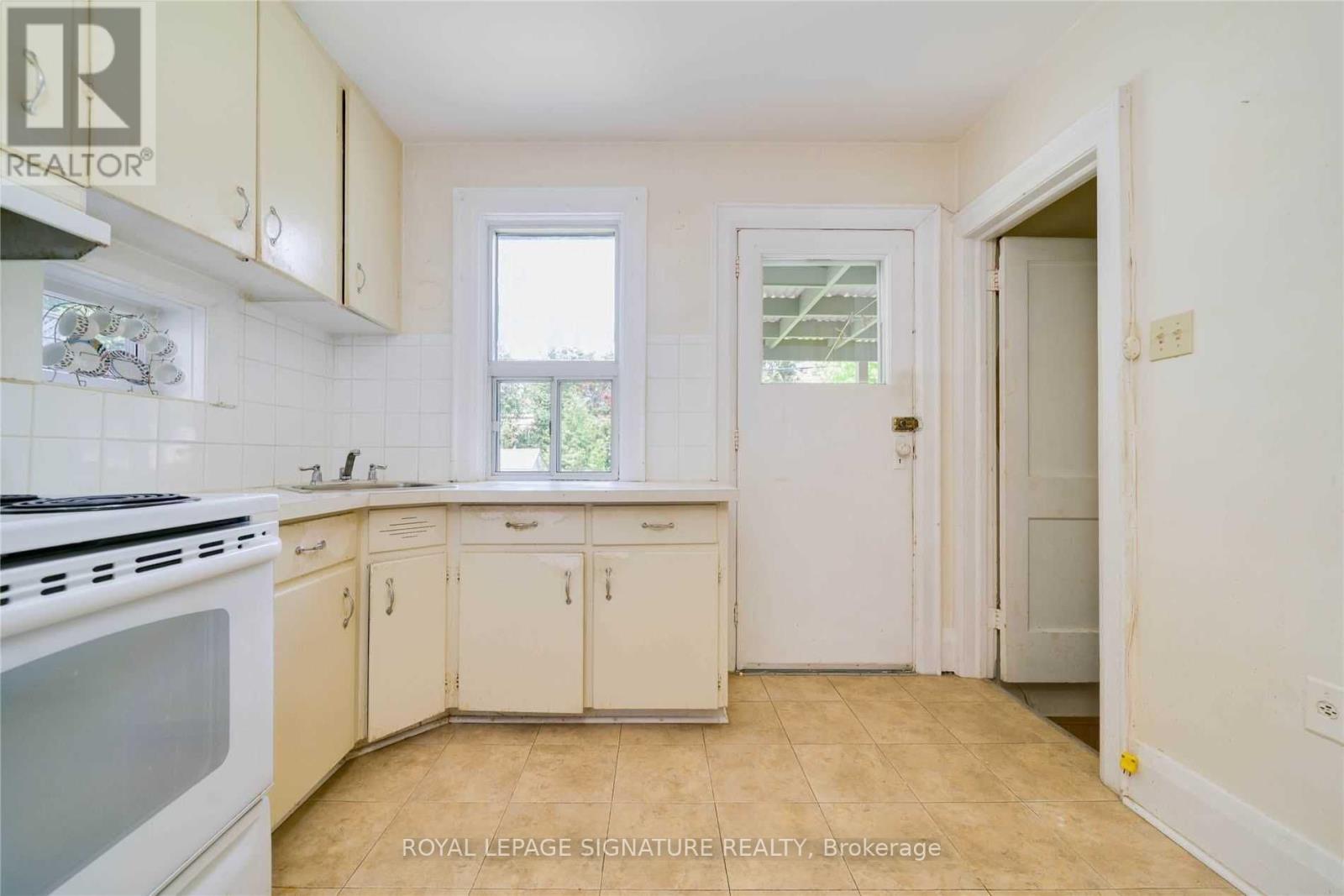 66 GLENGARRY AVENUE - 16