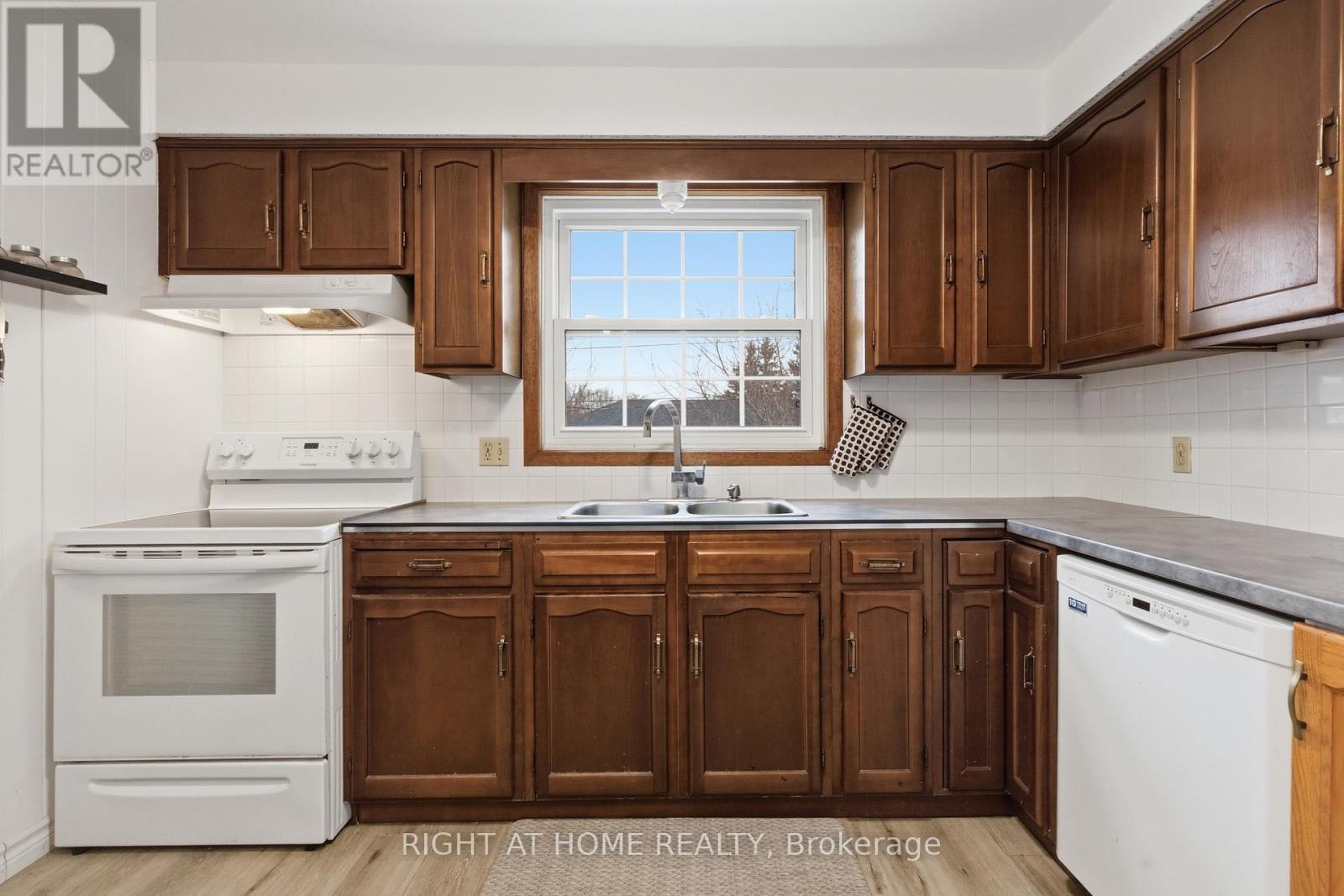 313 BOWEN ROAD - 14