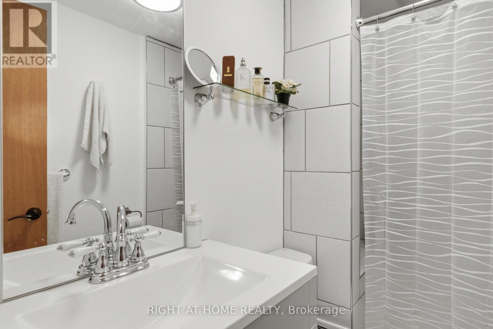 313 BOWEN ROAD - 26