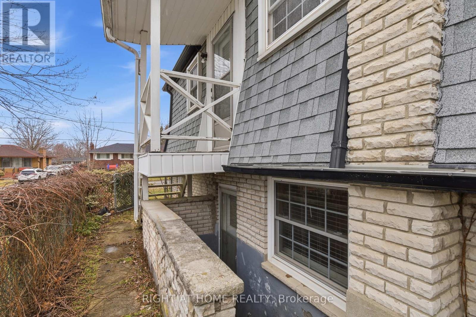 313 BOWEN ROAD - 35