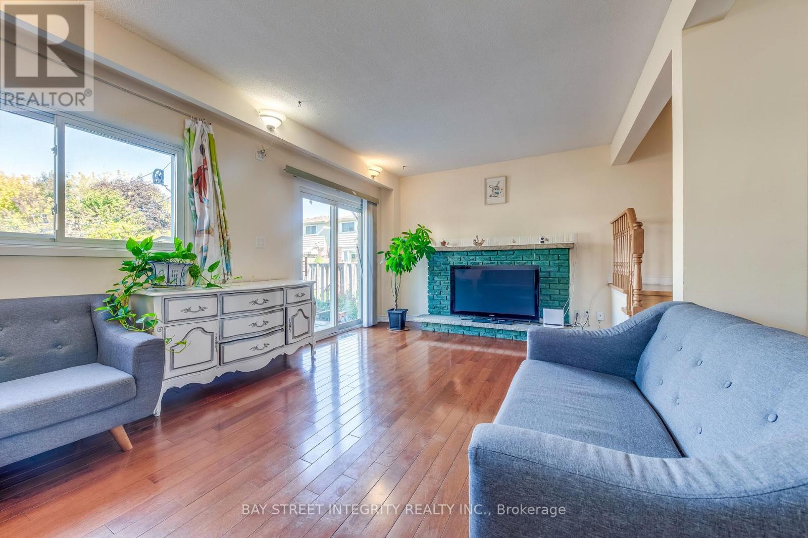 200 INVERGORDON AVENUE - 10