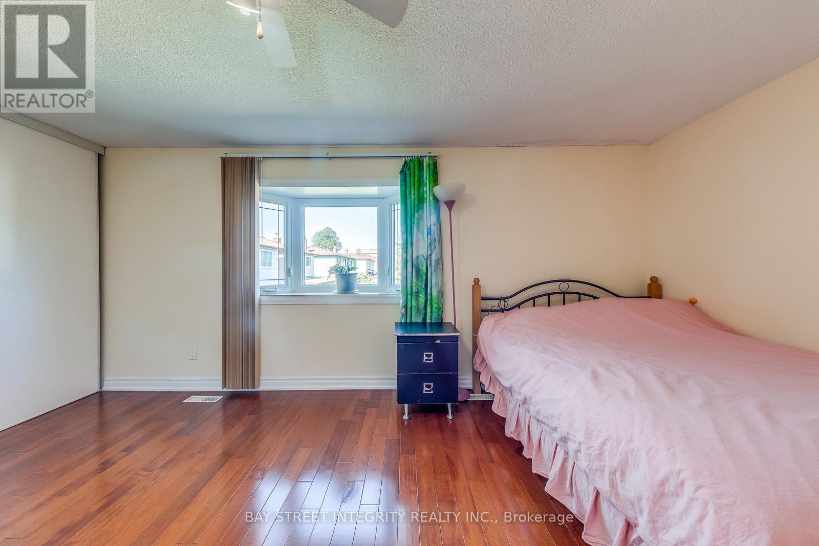 200 INVERGORDON AVENUE - 25