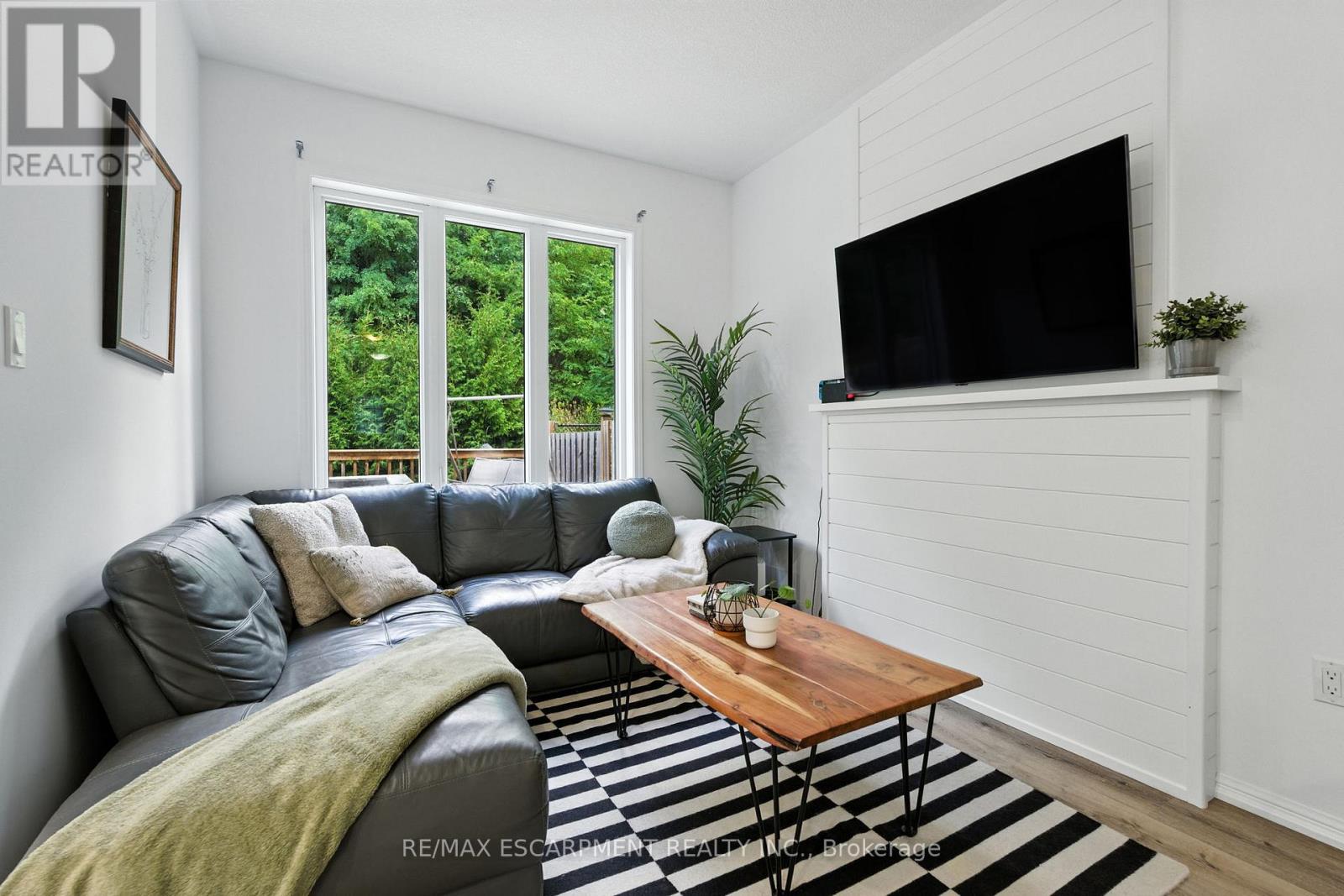 #61 21 DIANA AVENUE - 22