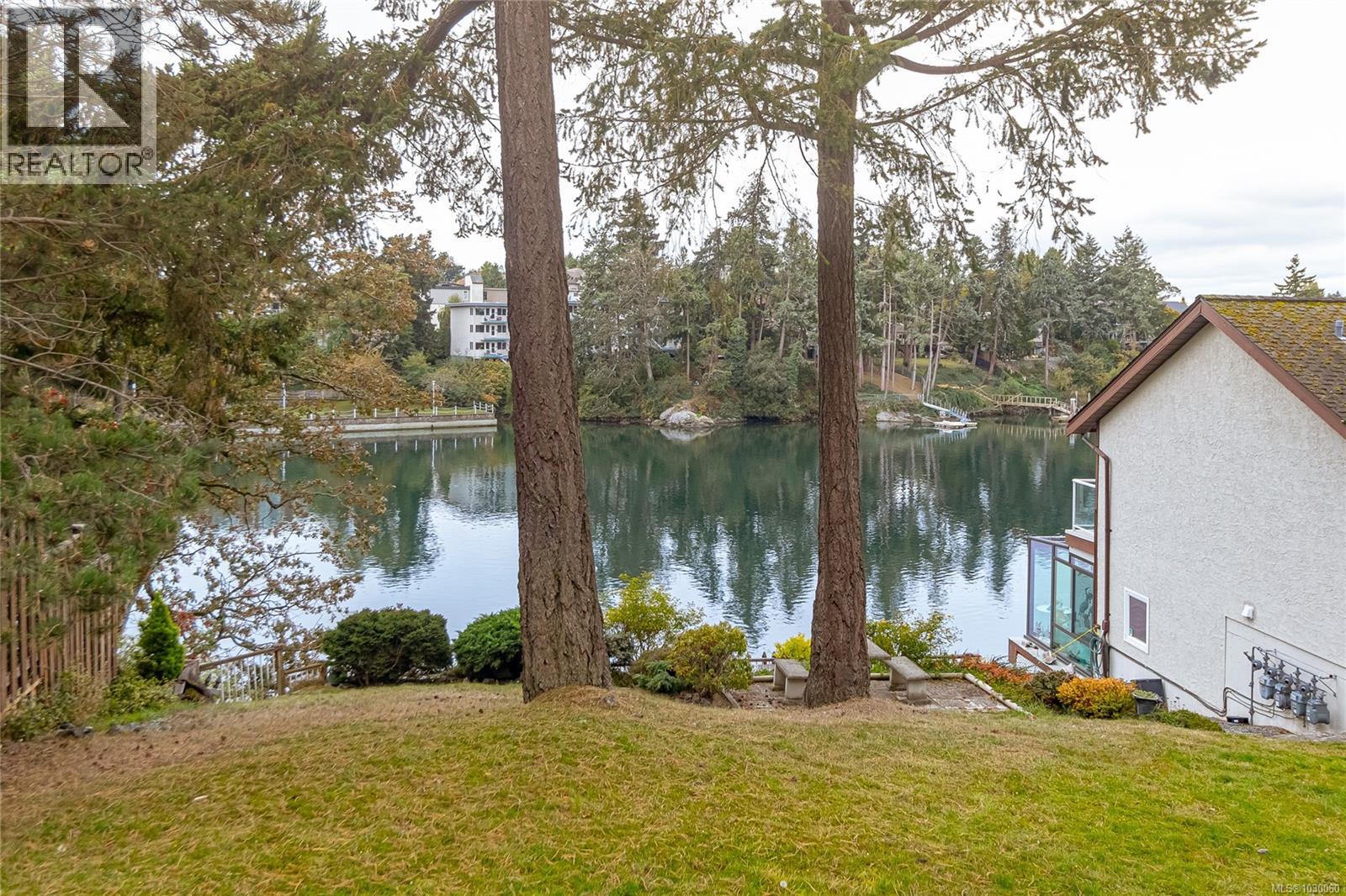 203 69 Gorge Road West, Saanich