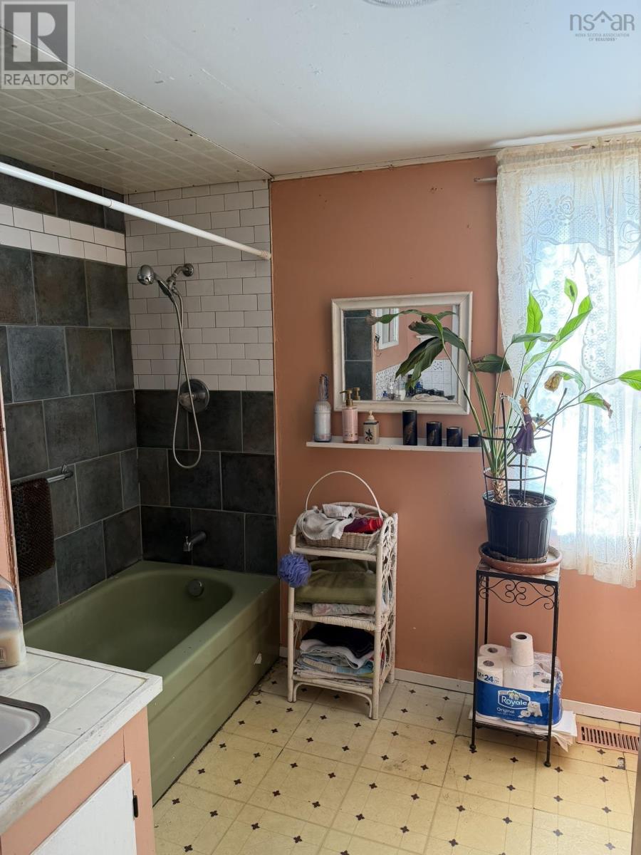 Property 10 of 23 of 1399 Woodville Road