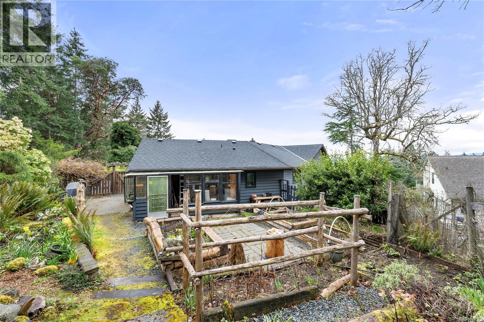 3141 SWALLOW CRES - 48