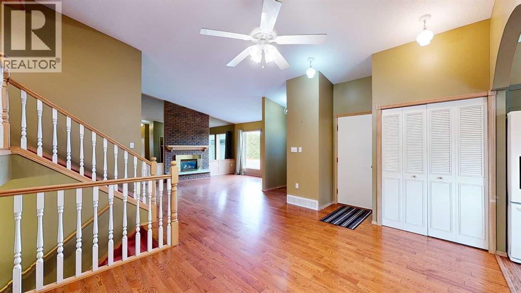 Single Family House 4 Level for Sale in  Buttercup Court SE Connaught Medicine Hat 