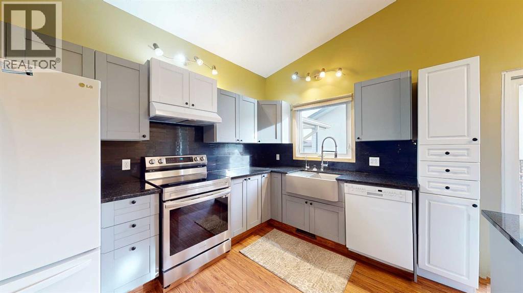 Single Family House 4 Level for Sale in  Buttercup Court SE Connaught Medicine Hat 