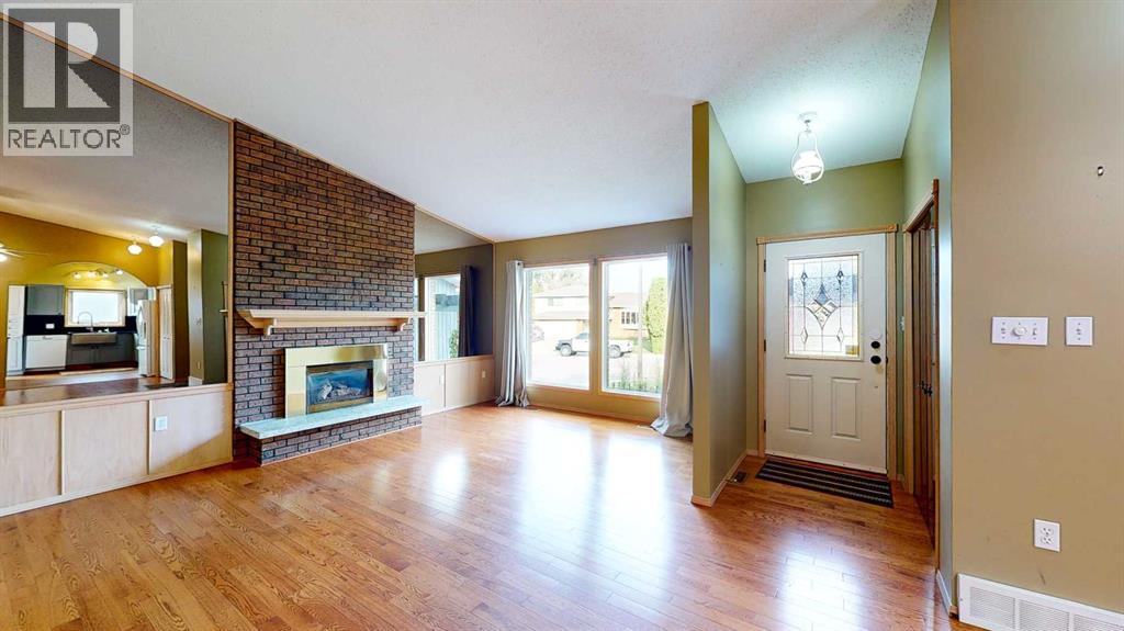 Single Family House 4 Level for Sale in  Buttercup Court SE Connaught Medicine Hat 