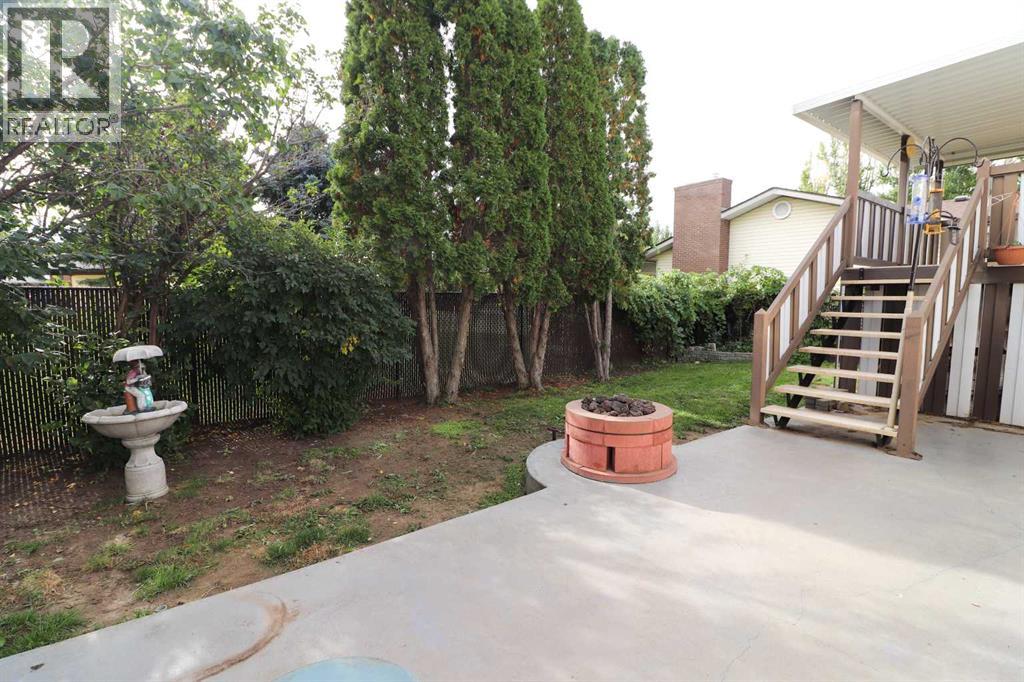 Single Family House 4 Level for Sale in  Buttercup Court SE Connaught Medicine Hat 