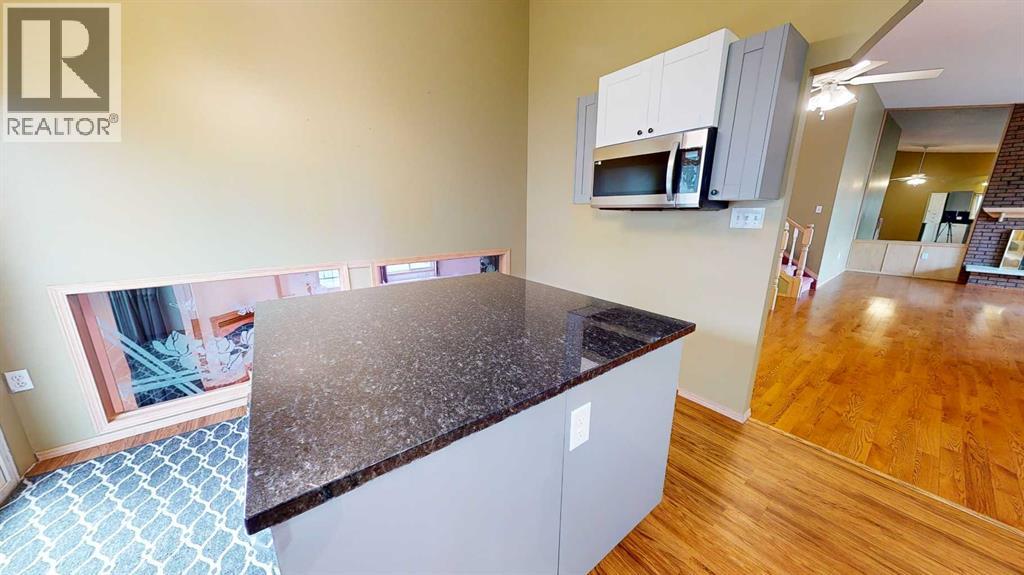 Single Family House 4 Level for Sale in  Buttercup Court SE Connaught Medicine Hat 