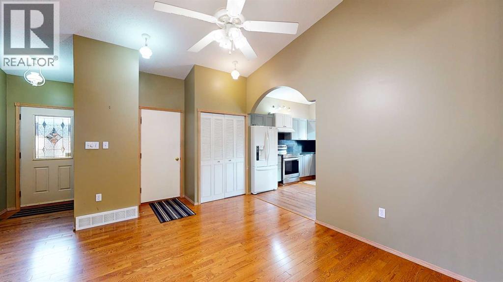 Single Family House 4 Level for Sale in  Buttercup Court SE Connaught Medicine Hat 